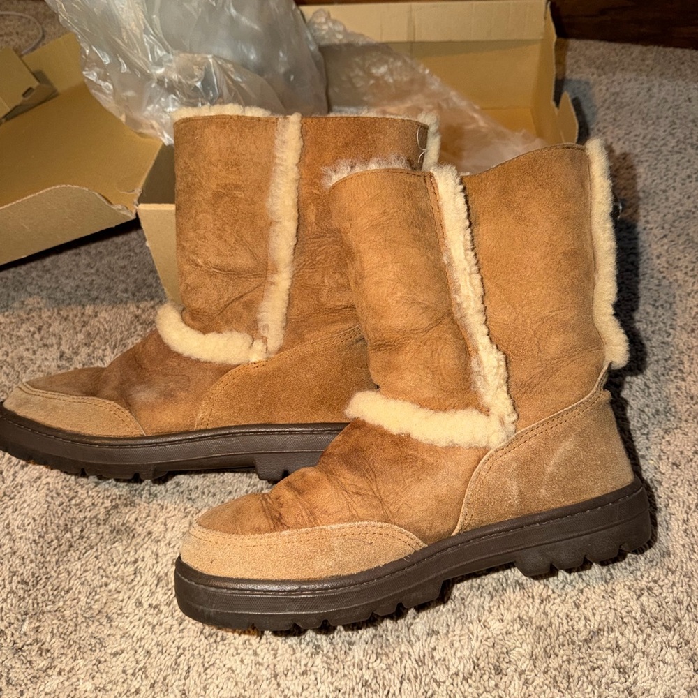 Like New Worn Once UGG Women's Mid-Calf Shearling Boots in Chestnut Brown - Picture 10 of 15